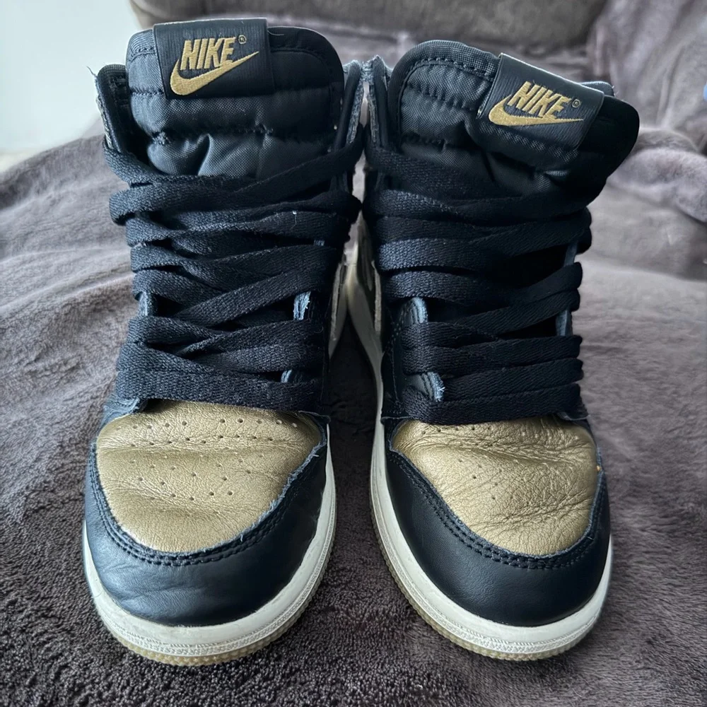 Nike Jordan 1 Retro High OG PS Boys Size 2Y Black/Gold